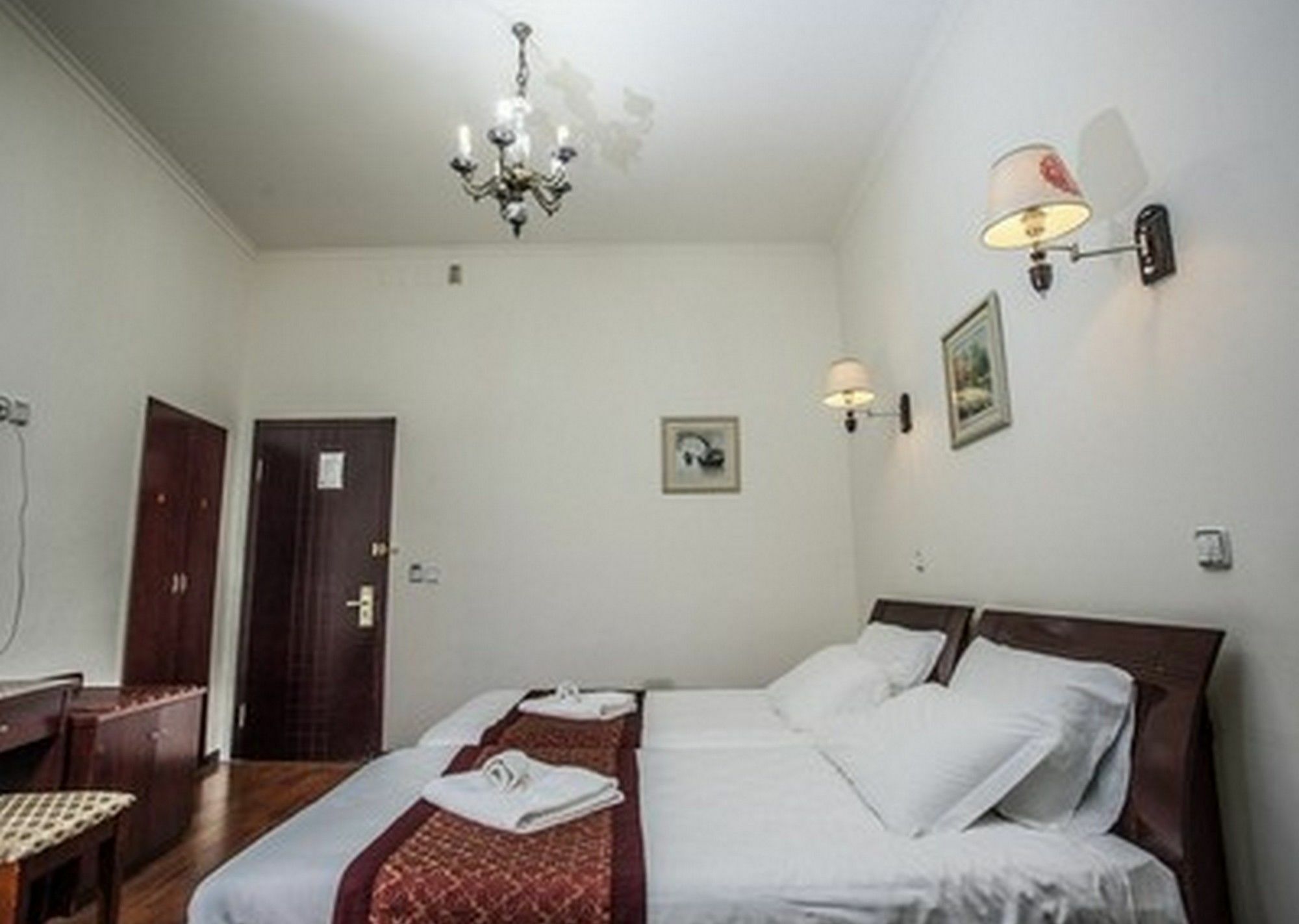 Leoni Di Giada - Close To Station 3* Rom